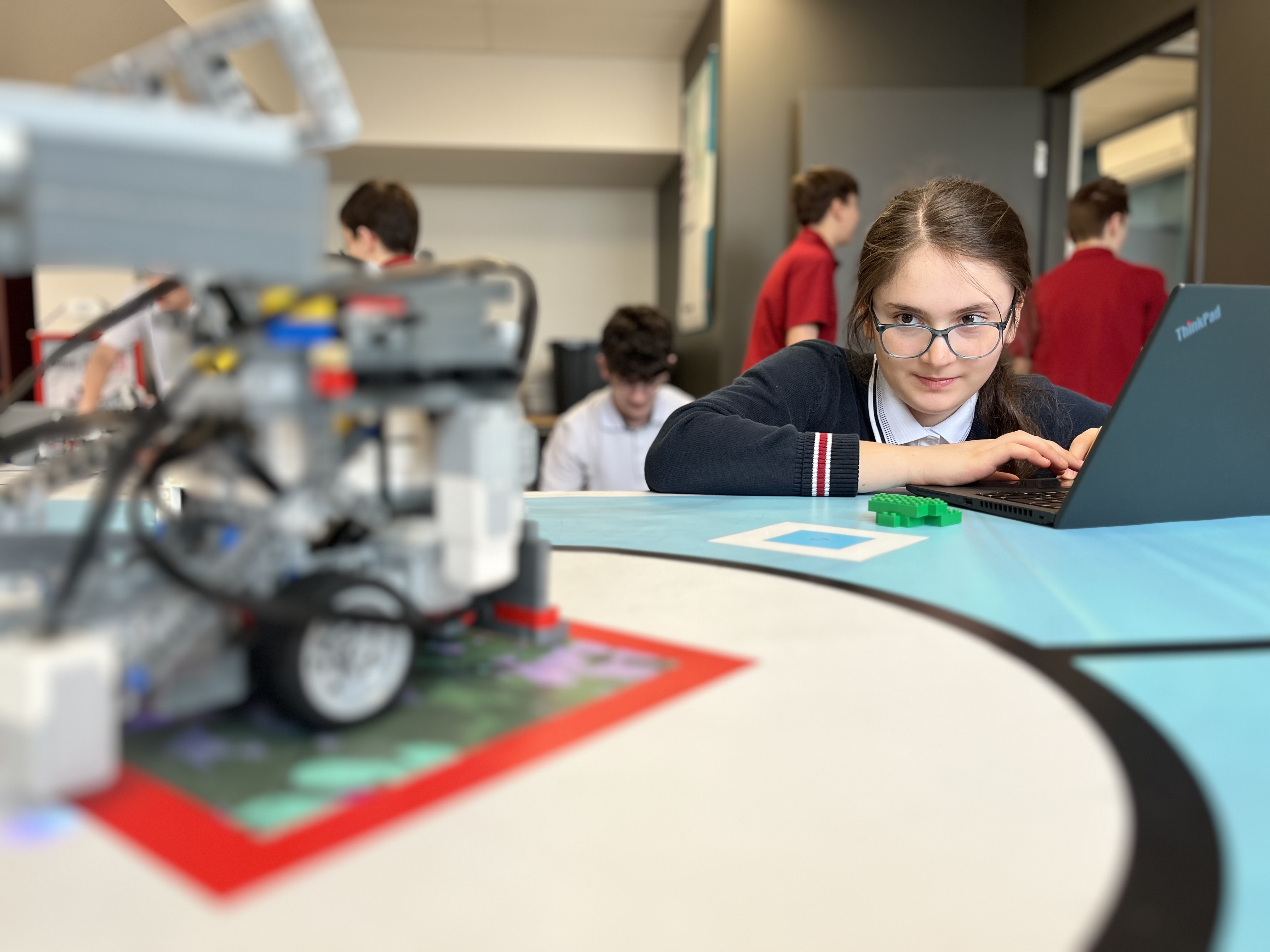 Élève en atelier robotique